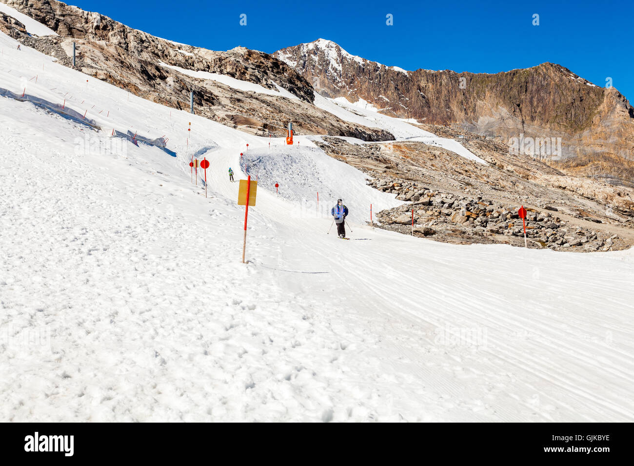 Vue d'une piste de ski avec des gens le ski en une journée d'été au glacier de Hintertux, Autriche Banque D'Images