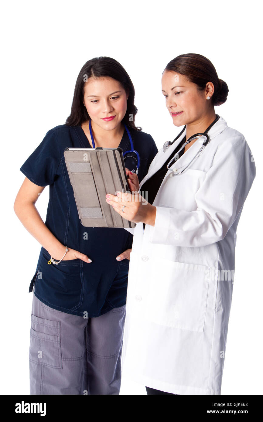 Doctor and Nurse discussing electronic patient dossier médical sur tablet, soins de concept. Banque D'Images