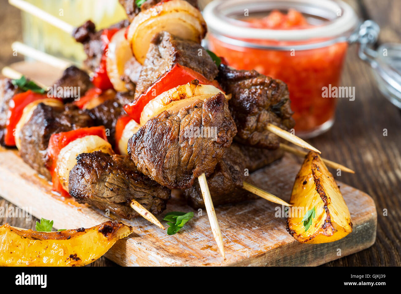 Brochettes de boeuf grillé avec légumes shishkabab Banque D'Images