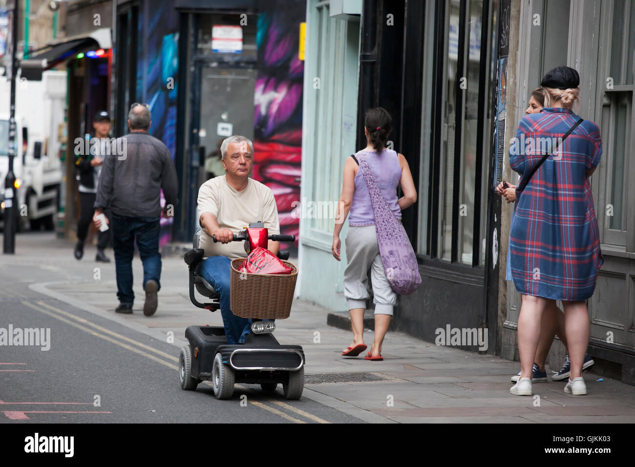 Homme âgé de route scooter de mobilité. Banque D'Images