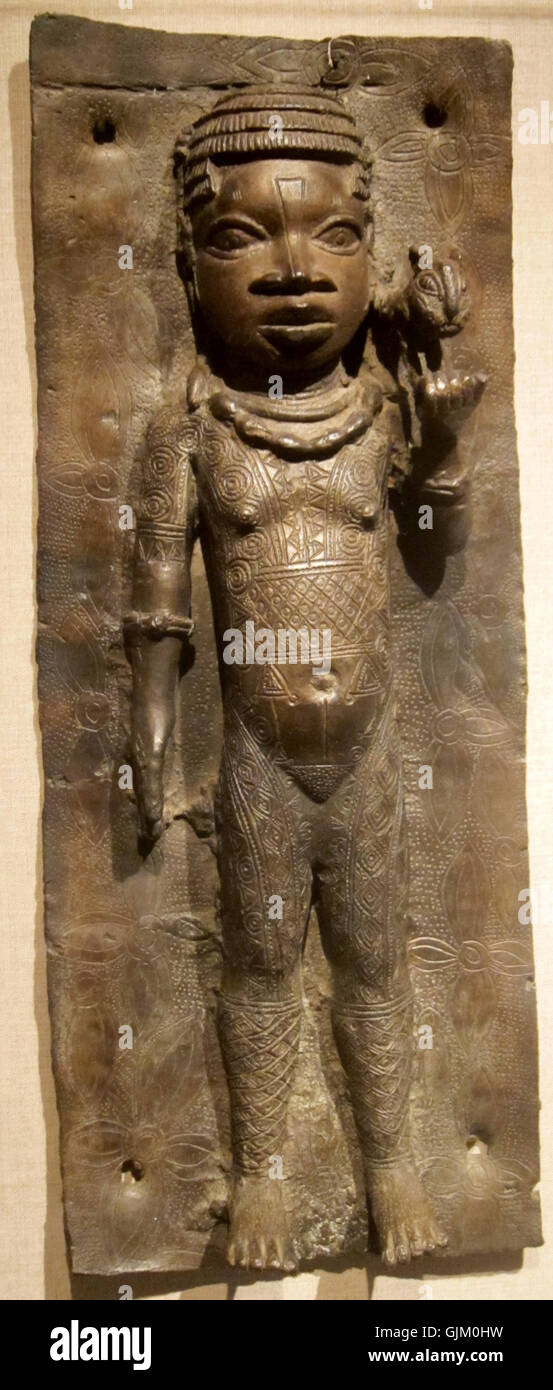 Cette plaque, datant de vers 1600, représente une fille avec un léopard, un artefact important de la Cour du Bénin au Nigeria. Connue pour son artisanat complexe, la plaque reflète les traditions artistiques du Royaume du Bénin et son lien culturel avec les animaux et la royauté. Banque D'Images