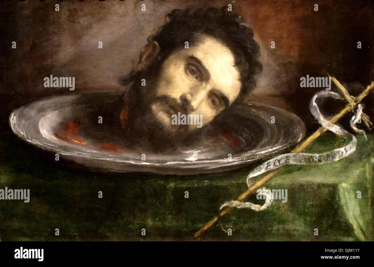 Une peinture intitulée « tête de Saint Jean Baptiste » par un artiste espagnol anonyme, datant de 1600-1650. L'œuvre est exposée au Cleveland Museum of Art et représente une scène religieuse dramatique. Banque D'Images