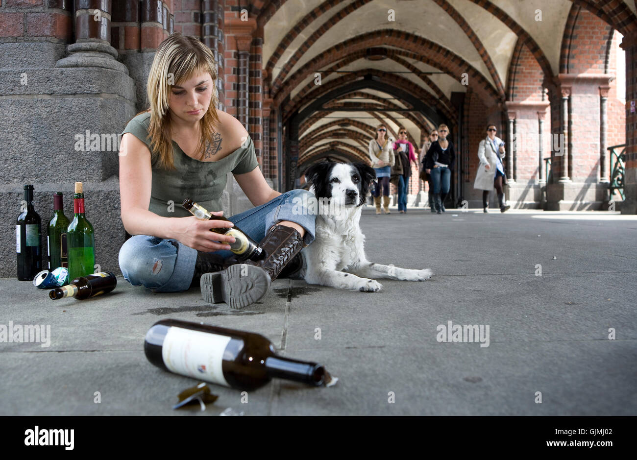 Jeune femme avec chien de boire de l'alcool Banque D'Images