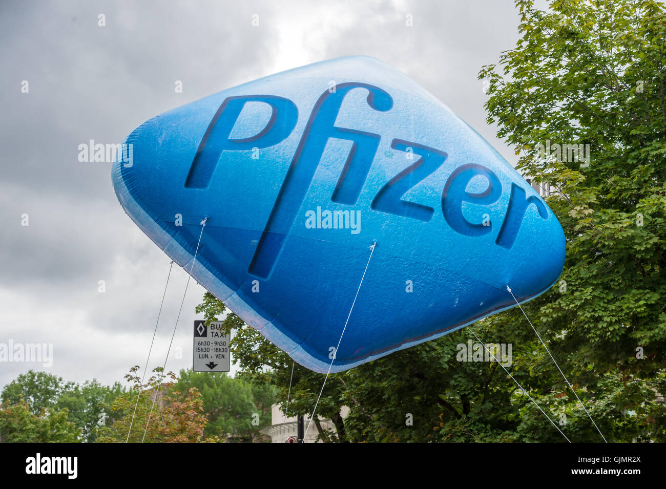 Montréal, CA - 14 août 2016 : Viagra géant ballon à la gay pride de Montréal Banque D'Images