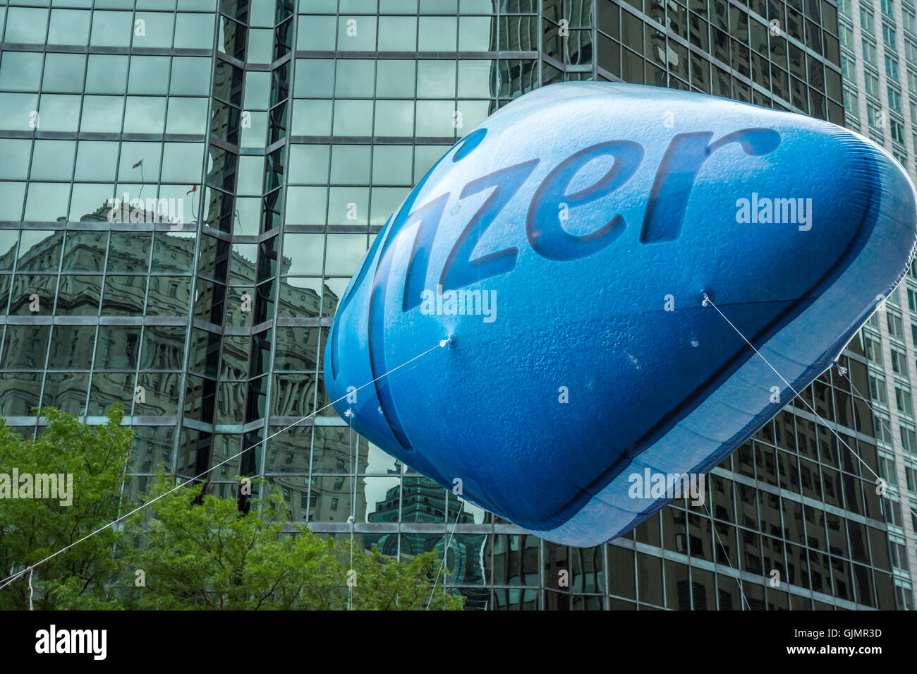 Montréal, CA - 14 août 2016 : Viagra géant ballon à la gay pride de Montréal Banque D'Images