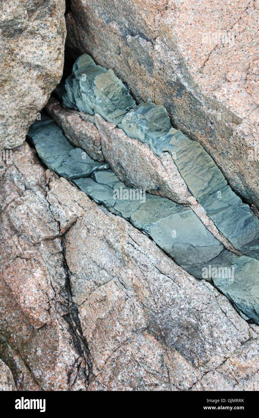 Dyke de basalte à Cadillac Mountain granite, de Mount Desert Island, dans le Maine. Banque D'Images