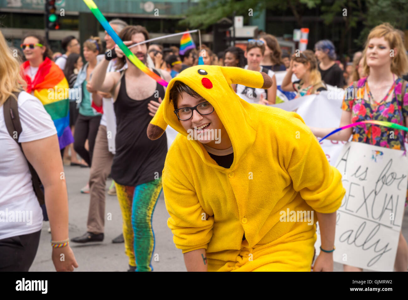 Pokemon Pikachu costume au défilé de la fierté de Montréal en 2016 Banque D'Images