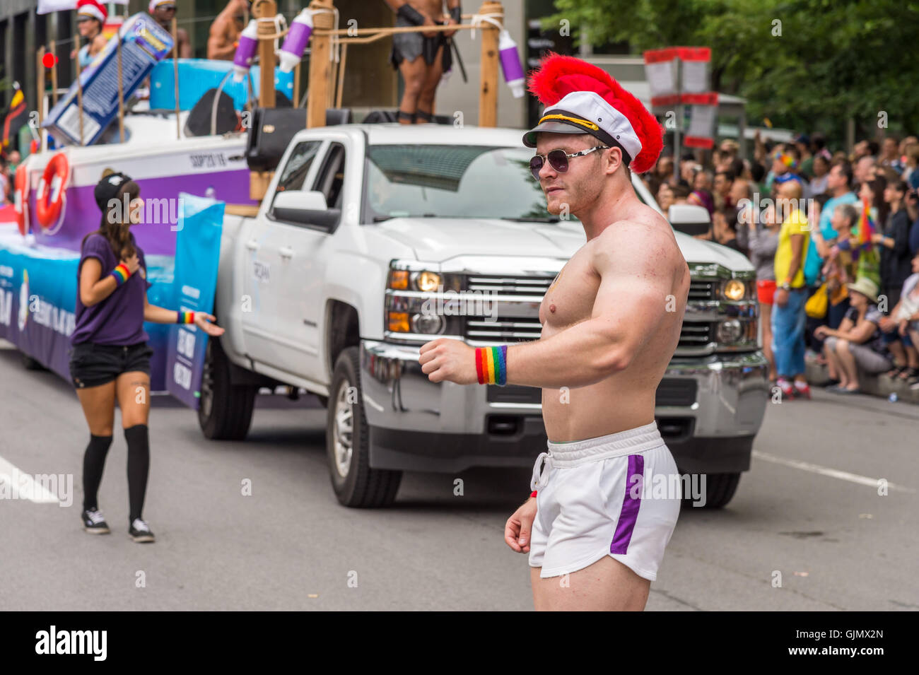 Montréal, CA - 14 août 2016 : Une danseuse divertit la foule lors de la Parade de la fierté de Montréal. Banque D'Images