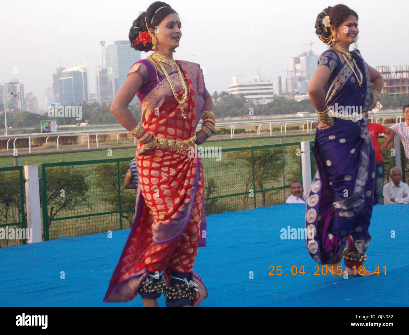 Lavani est une forme de danse indienne traditionnelle originaire du Maharashtra, connue pour ses mouvements énergiques et sa musique rythmique. Il a des racines profondes dans la culture populaire et est souvent joué dans un contexte théâtral. Banque D'Images