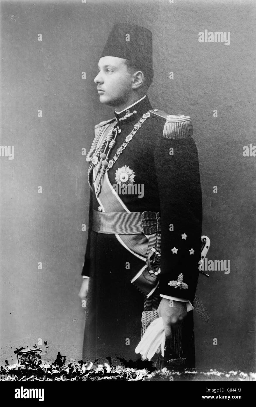 Farouk Ier, le dernier roi d'Égypte, a régné de 1936 jusqu'à son abdication en 1952. Son règne est marqué par l'instabilité politique, le changement social et la fin de la monarchie. Il s'agit d'une image officielle ou d'un document lié à son règne. Banque D'Images