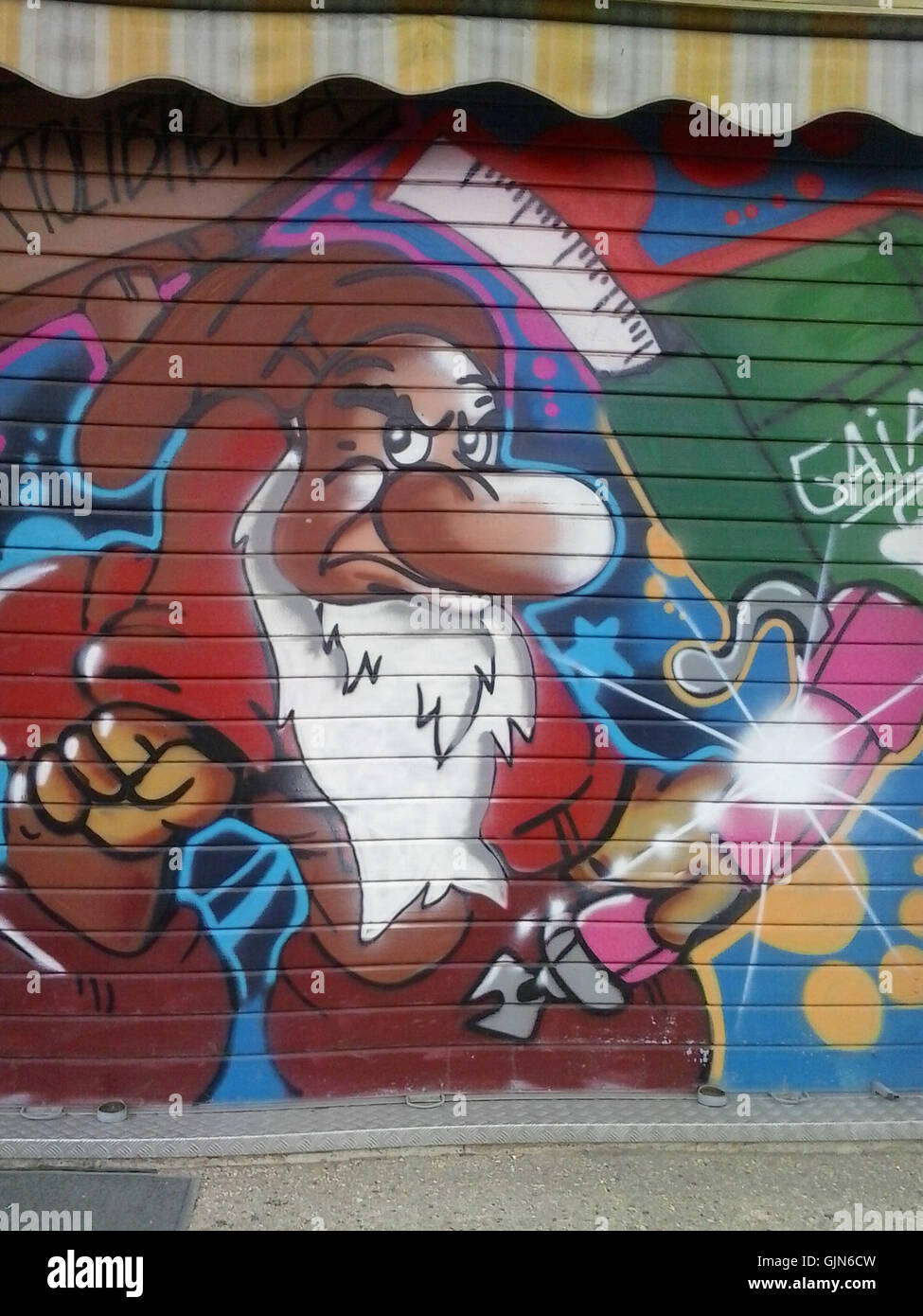 Œuvre de Street art ou graffiti située à Rome, reflétant la culture urbaine contemporaine de la ville et l'expression artistique dans les espaces publics. Banque D'Images