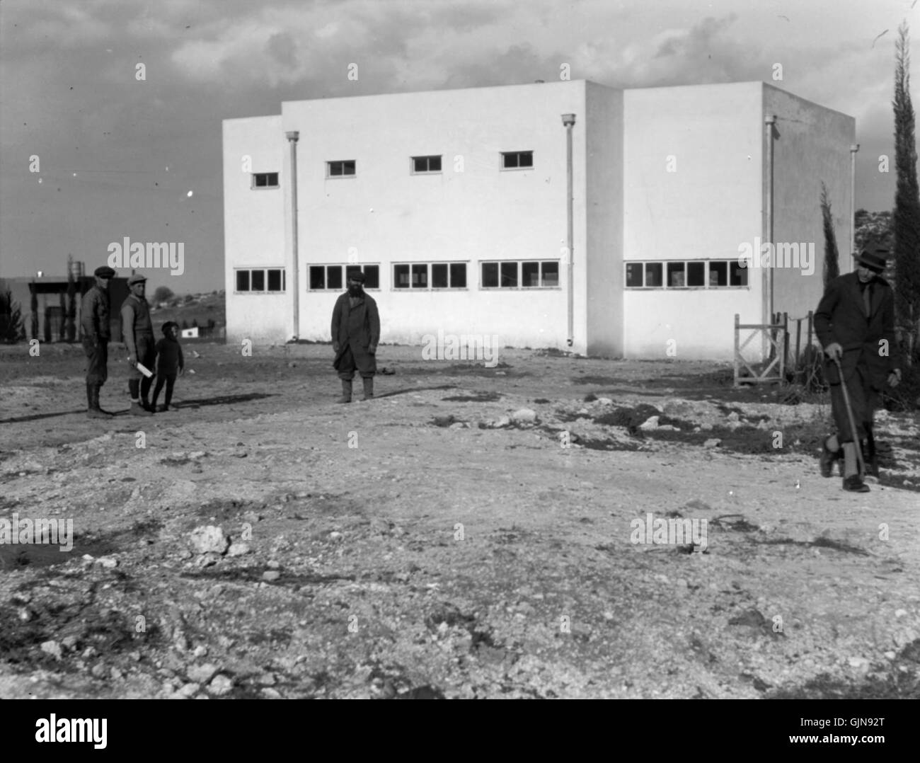 Cette photographie montre l'extérieur de la synagogue de K'Far Hassidim, l'une des colonies juives d'Israël. K'Far Hassidim fait partie de l'histoire plus large de la colonisation juive en Palestine au cours des XIXe et XXe siècles. Banque D'Images