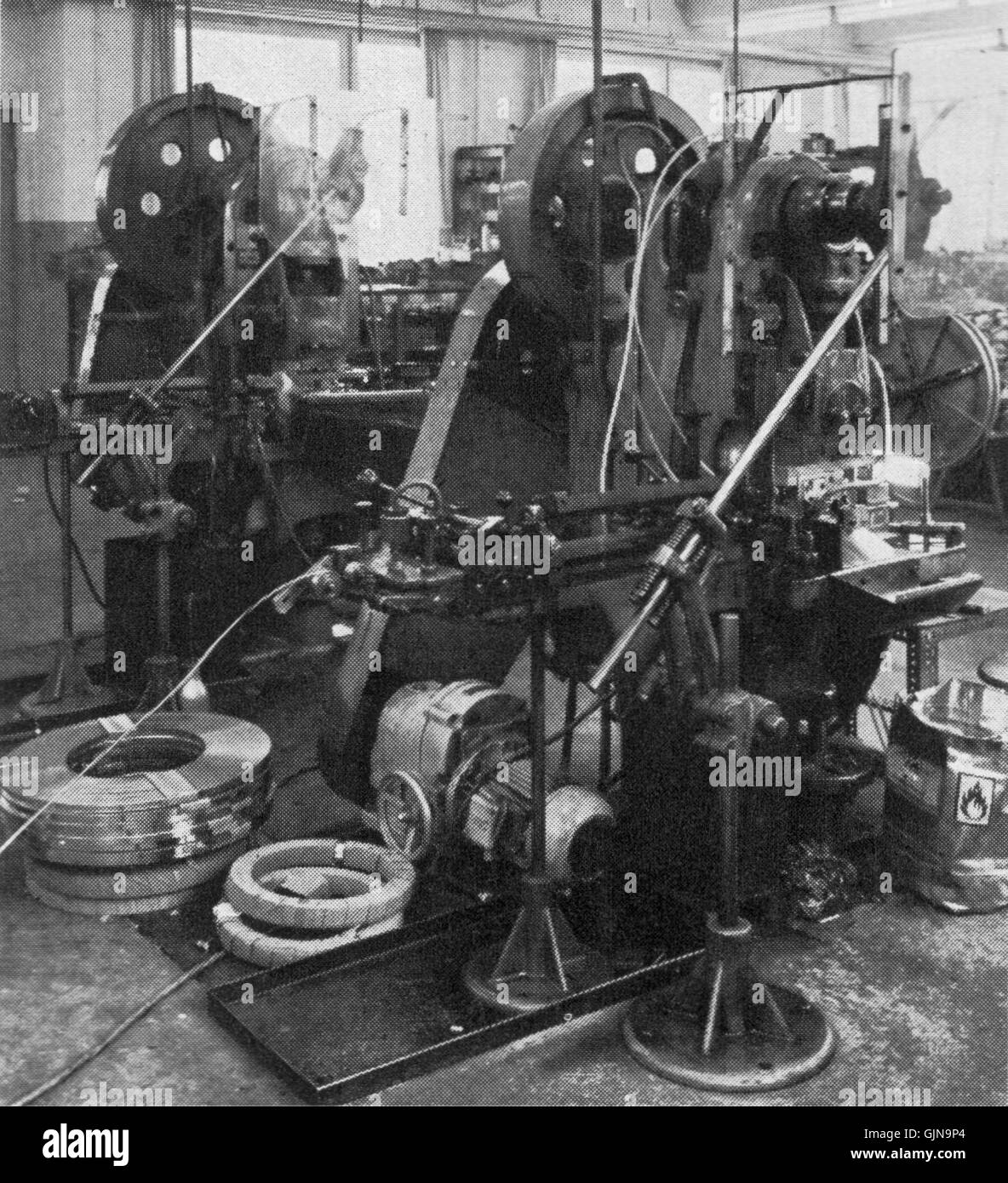 La 'Keskari, Keska Verschluss, Schwere presse' fait référence à un type de presse lourde utilisée dans les processus industriels ou mécaniques, en se concentrant sur la résistance et la capacité opérationnelle de ces machines. Ce terme se rapporte probablement à un dessin industriel allemand spécifique ou à un modèle historique. Banque D'Images