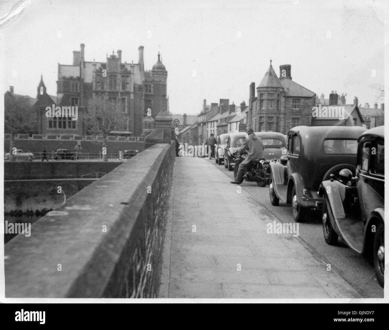 Une vue sur le Wye Bridge et Wye Bridge Street à Monmouth, mettant en valeur l'architecture historique du pont et de ses environs. Cette région est un point de repère notable à Monmouth, au Royaume-Uni, avec un riche patrimoine culturel. Banque D'Images