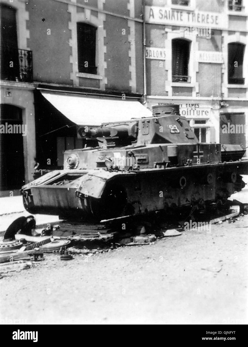 Cette image montre l'épave d'un char Panzer IV en Normandie, résultat des combats intenses pendant la première Guerre mondiale. Le char est un modèle allemand, largement utilisé dans les premiers stades de la guerre. Banque D'Images