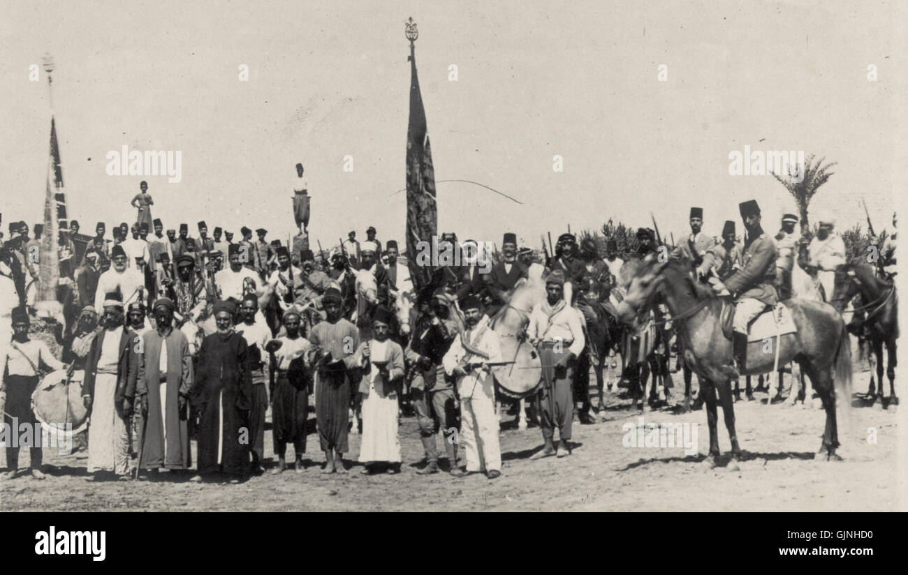Une photographie prise en 1914 représentant les efforts de recrutement pour la guerre sainte près de Tibériade. L'image reflète l'atmosphère politique et militaire de l'époque, montrant des individus impliqués dans des activités de recrutement. Banque D'Images Une photographie prise en 1914 représentant les efforts de recrutement pour la guerre sainte près de Tibériade. L'image reflète l'atmosphère politique et militaire de l'époque, montrant des individus impliqués dans des activités de recrutement. Banque D'Images