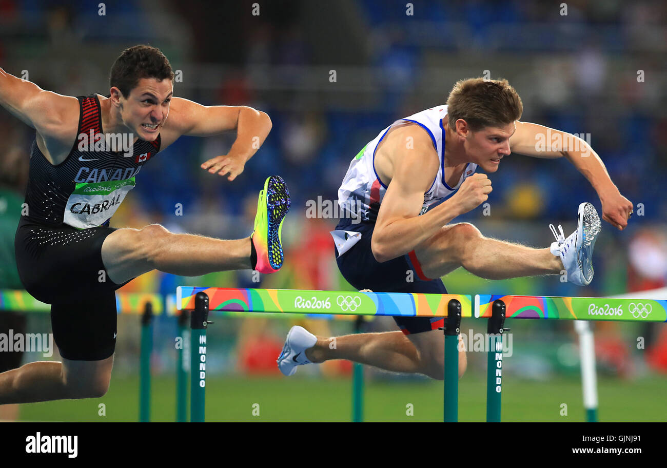 La société britannique Lawrence Clarke (à droite) est en compétition dans l'épreuve du 110m haies finale au Stade olympique le onzième jour de la Jeux Olympiques de Rio, au Brésil. Photo date : mardi 16 août 2016. Crédit photo doit se lire : Mike Egerton/PA Wire. Utilisez UNIQUEMENT ÉDITORIALE Banque D'Images