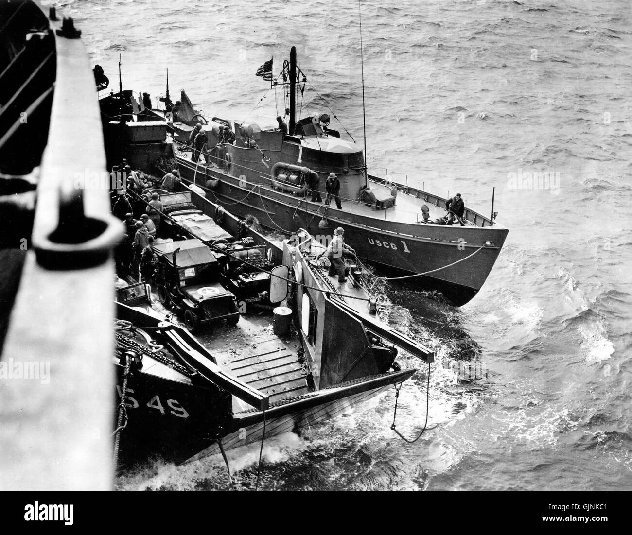 Cette scène représente des navires déchargeant des cargaisons en Normandie, une région du nord de la France. L'image met probablement en évidence l'activité maritime de la région et son importance pour le commerce et les transports. Banque D'Images