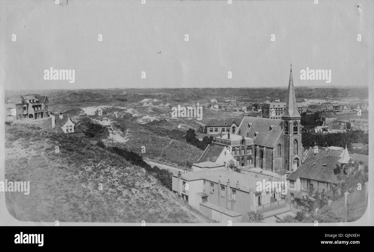 Cette photographie représente l'église catholique romaine de Wijk aan Zee, aux pays-Bas, probablement prise vers 1950, capturant l'architecture et les environs de l'église pendant cette période. Banque D'Images