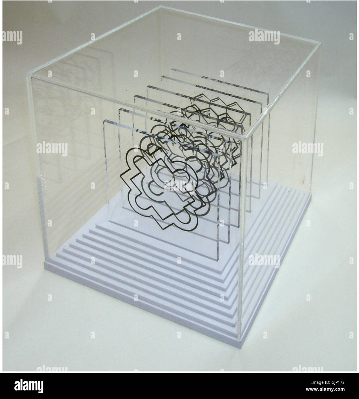 Cet objet d'art moderne, intitulé *Metamorphose Tischobjekt*, a été créé en 2007. Il représente une pièce de design contemporain, se concentrant probablement sur la transformation ou le changement de forme. Banque D'Images