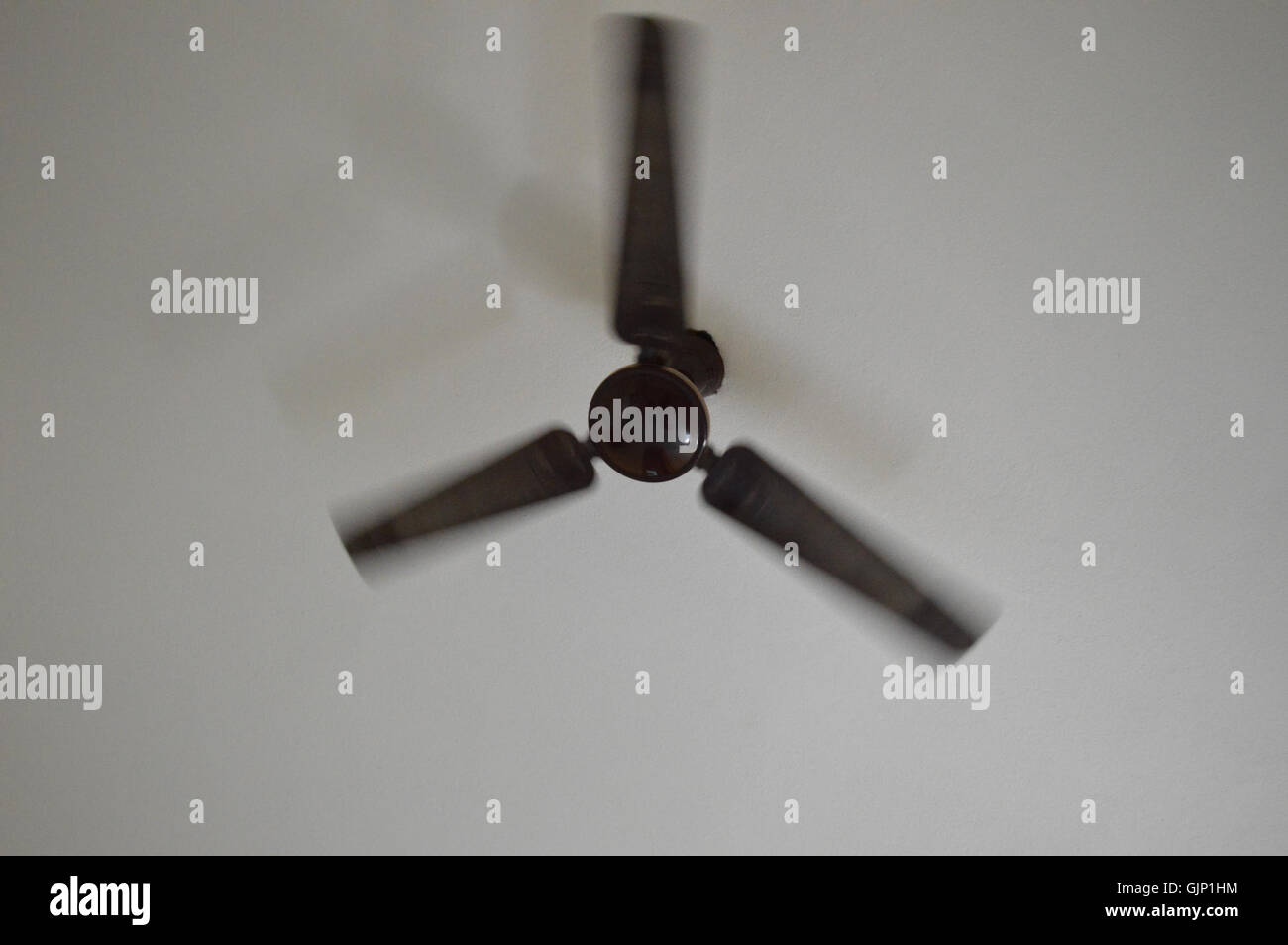 Cette image capture le mouvement d'un ventilateur de plafond rotatif à une vitesse de 160ème de seconde. L'image met en évidence la précision de la capture du mouvement et la physique derrière le mouvement de rotation rapide. Banque D'Images