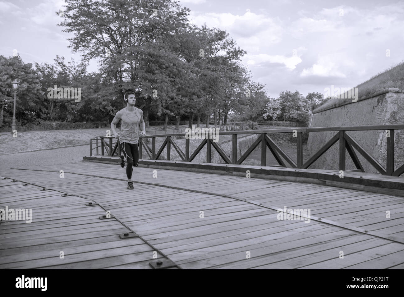 Jeune homme running jogging nature plein air bridge Banque D'Images