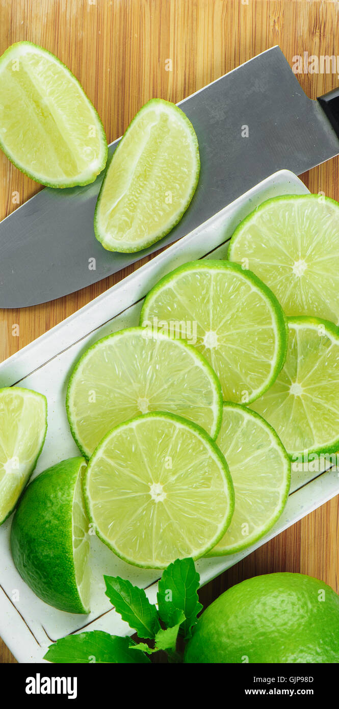 Libre vert frais tranchés limes en plaque blanche Banque D'Images