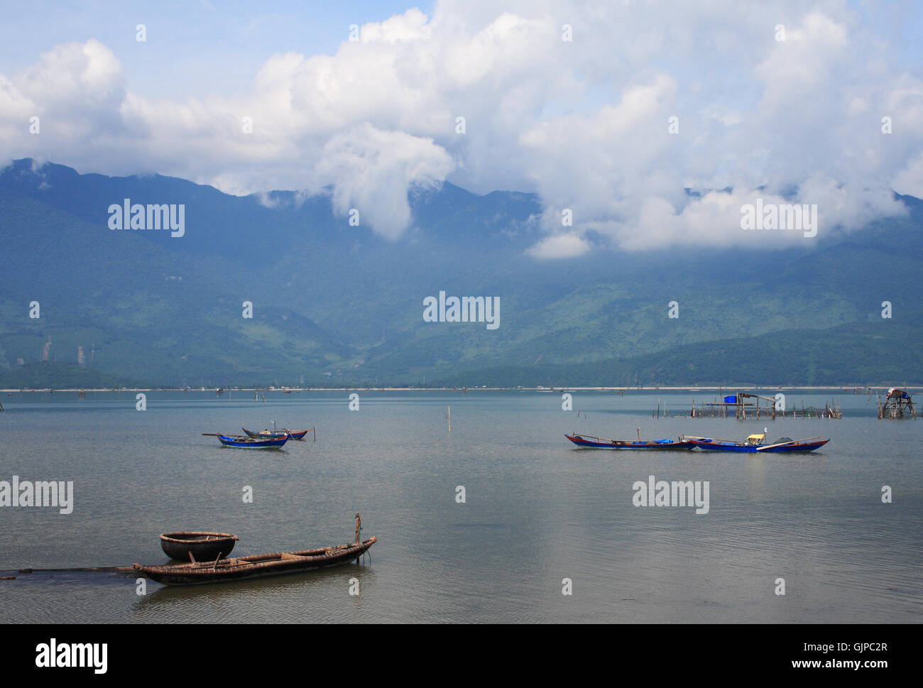 Une tour Lagoon, lang co town, Hue, Vietnam. c'est une lagune de 800 ha de lagune d'eau saumâtre et d'une destination favorite pour les photographes. Banque D'Images