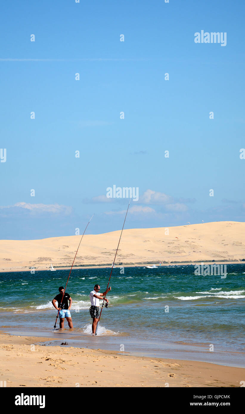 Les hommes de pêcher près de la dune du Pilat Gironde France Banque D'Images
