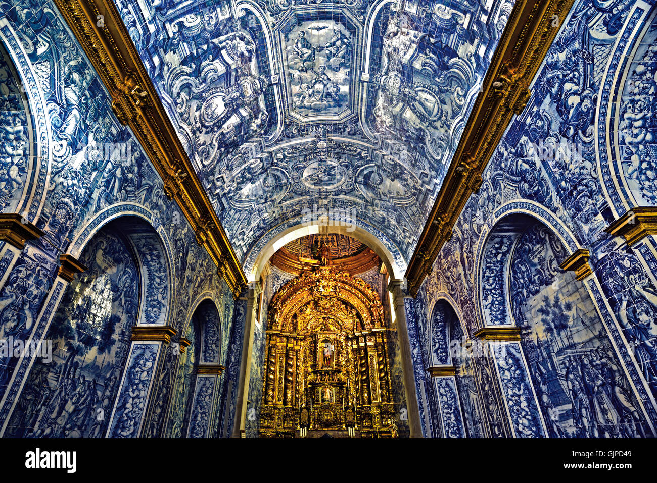 Le Portugal, l'Algarve : carreaux azulejos (Historique) et l'autel d'or dans la petite église Igreja de Sao Lourenco dans San Colombano Banque D'Images