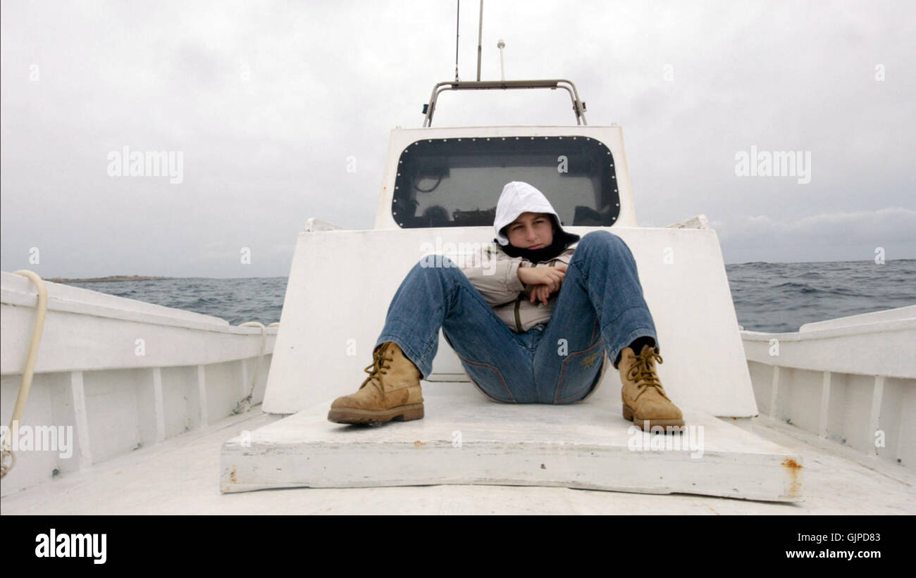 Incendie en mer (Italien : Fuocoammare) est un film documentaire italien de 2016 réalisé par Gianfranco Rosi. Cette photo est pour un usage éditorial uniquement et est l'auteur de la société film et/ou le photographe attribué par le film ou la société de production et ne peut être reproduite que par des publications dans le cadre de la promotion du film ci-dessus. Un crédit obligatoire pour l'entreprise de film est nécessaire. Le photographe devrait également être portés lorsqu'il est connu. Banque D'Images