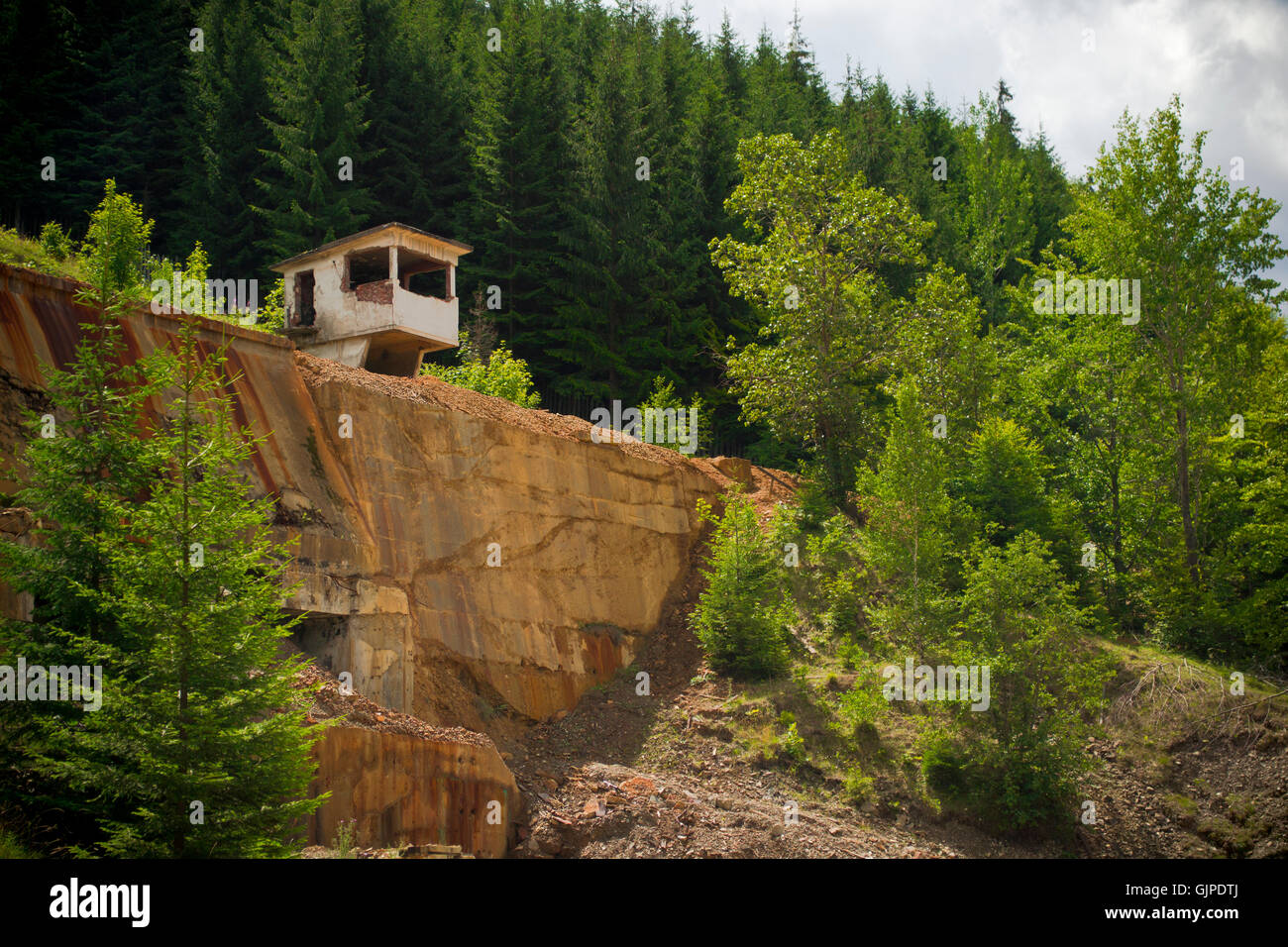 Site minier abandonné dans les montagnes de la Roumanie Banque D'Images