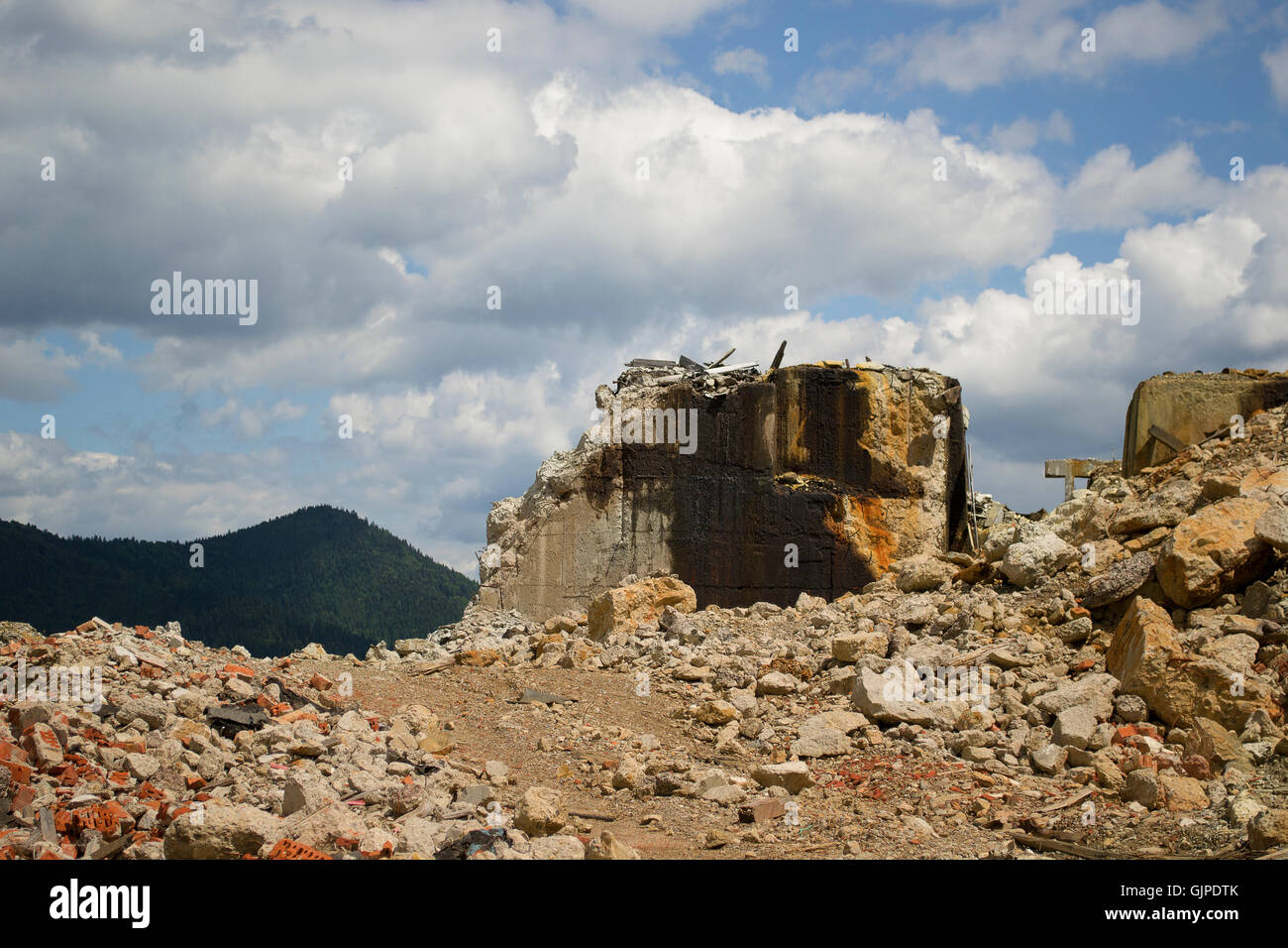 Site minier abandonné dans les montagnes de la Roumanie Banque D'Images