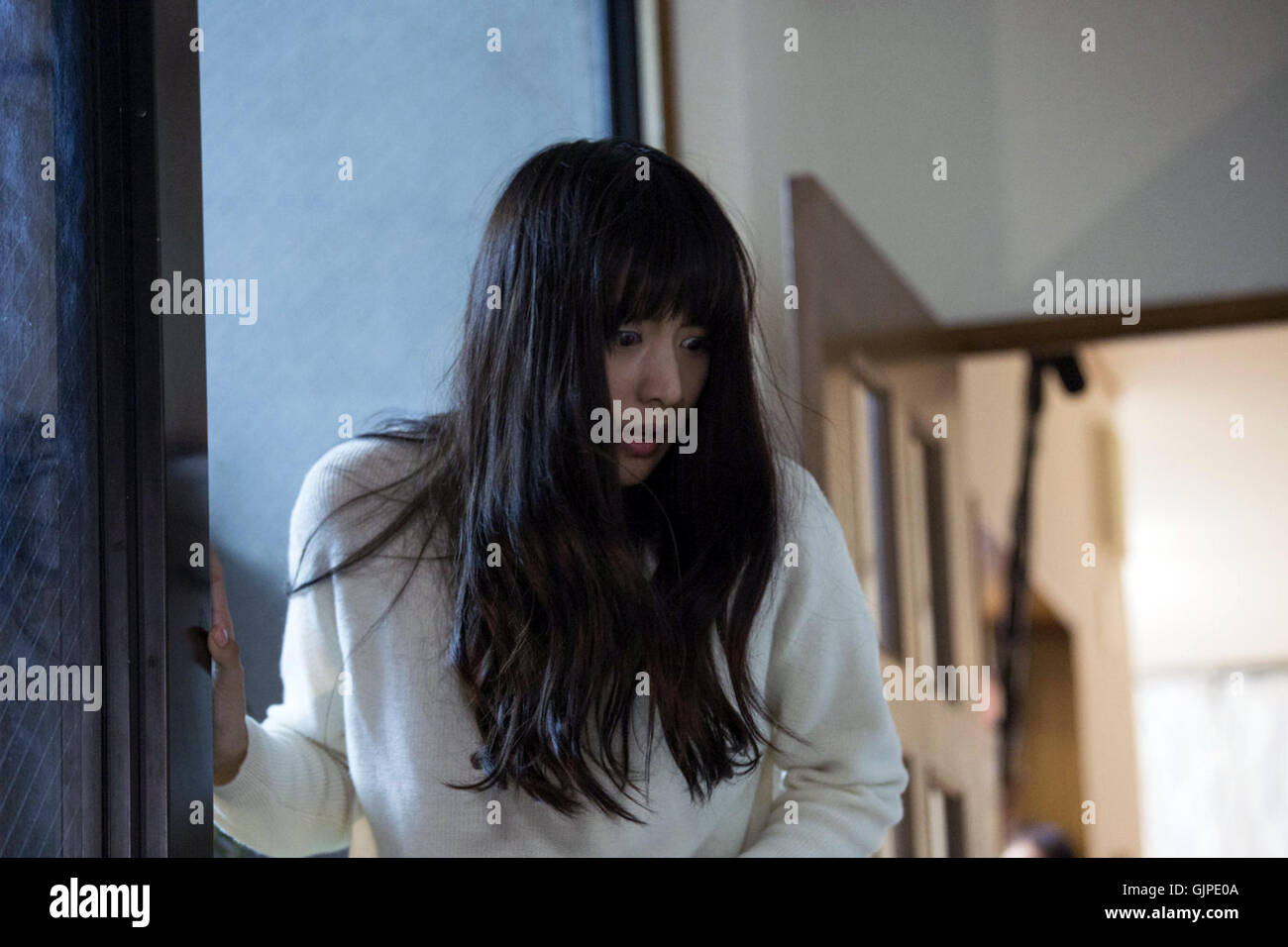 Sadako vs Kayako est un film d'horreur surnaturel japonais de 2016 réalisé par Koji Shiraishi. C'est un crossover de la Ju-on et l'anneau série de films d'horreur dans lequel il est le 12e film dans les deux franchises. Cette photo est pour un usage éditorial uniquement et est l'auteur de la société film et/ou le photographe attribué par le film ou la société de production et ne peut être reproduite que par des publications dans le cadre de la promotion du film ci-dessus. Un crédit obligatoire pour l'entreprise de film est nécessaire. Le photographe devrait également être portés lorsqu'il est connu. Banque D'Images