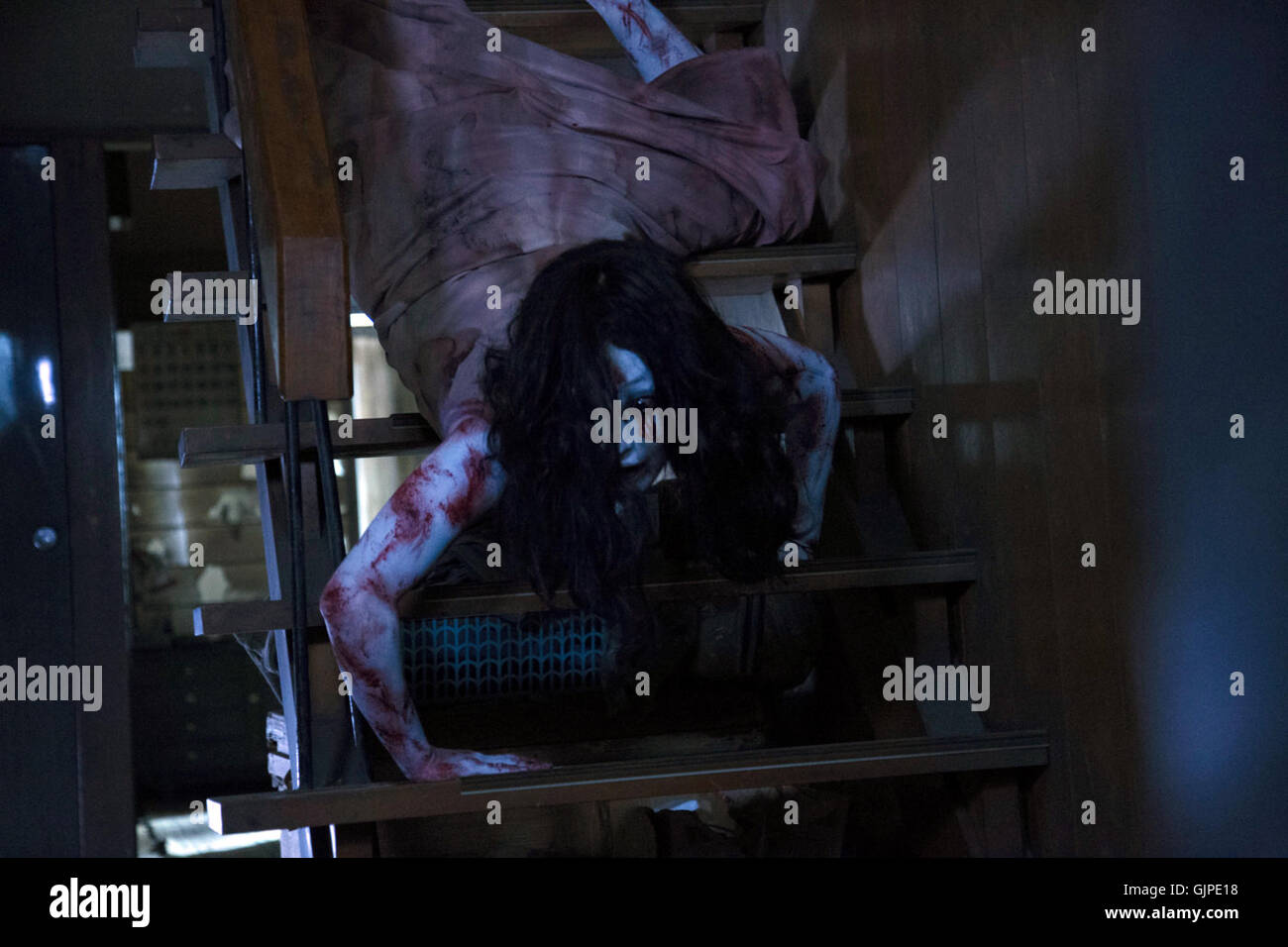 Sadako vs Kayako est un film d'horreur surnaturel japonais de 2016 réalisé par Koji Shiraishi. C'est un crossover de la Ju-on et l'anneau série de films d'horreur dans lequel il est le 12e film dans les deux franchises. Cette photo est pour un usage éditorial uniquement et est l'auteur de la société film et/ou le photographe attribué par le film ou la société de production et ne peut être reproduite que par des publications dans le cadre de la promotion du film ci-dessus. Un crédit obligatoire pour l'entreprise de film est nécessaire. Le photographe devrait également être portés lorsqu'il est connu. Banque D'Images