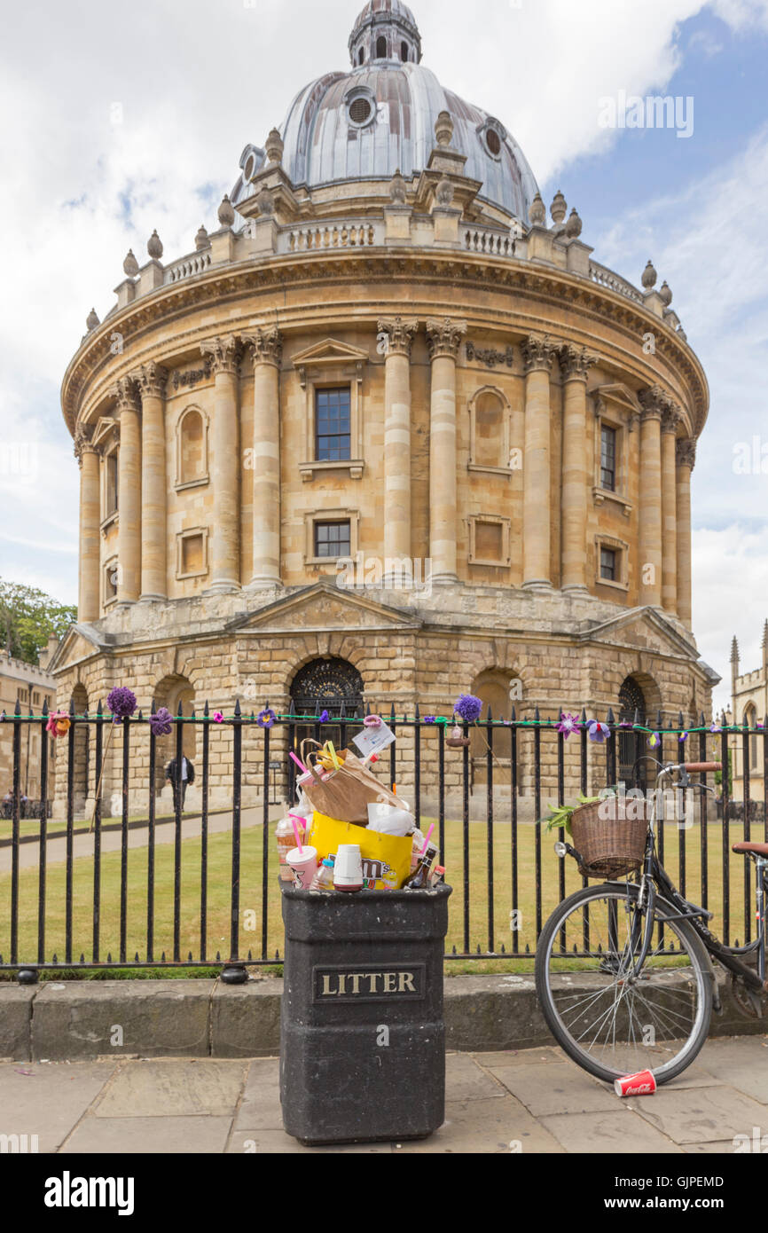 Une corbeille pleine à l'extérieur de la Radcliffe Camera, Oxford, Oxfordshire, England, UK Banque D'Images