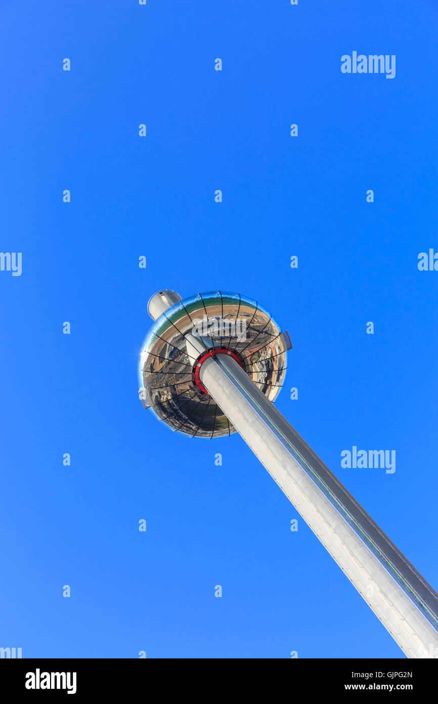 I-360, ou British Airways j360 tour d'observation sur le front de mer de Brighton, ordre croissant contre ciel bleu clair. Brighton, UK Banque D'Images