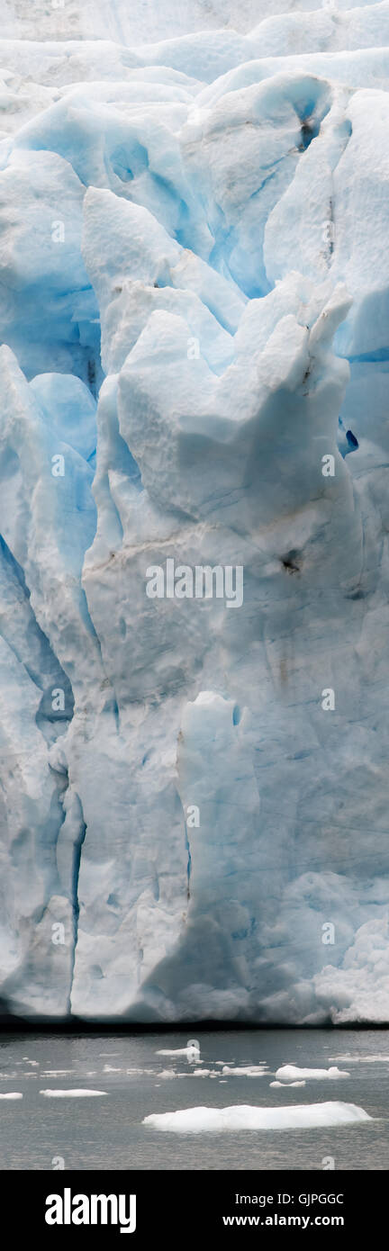 La glace bleue du glacier donne de la profondeur au visage de glace Banque D'Images