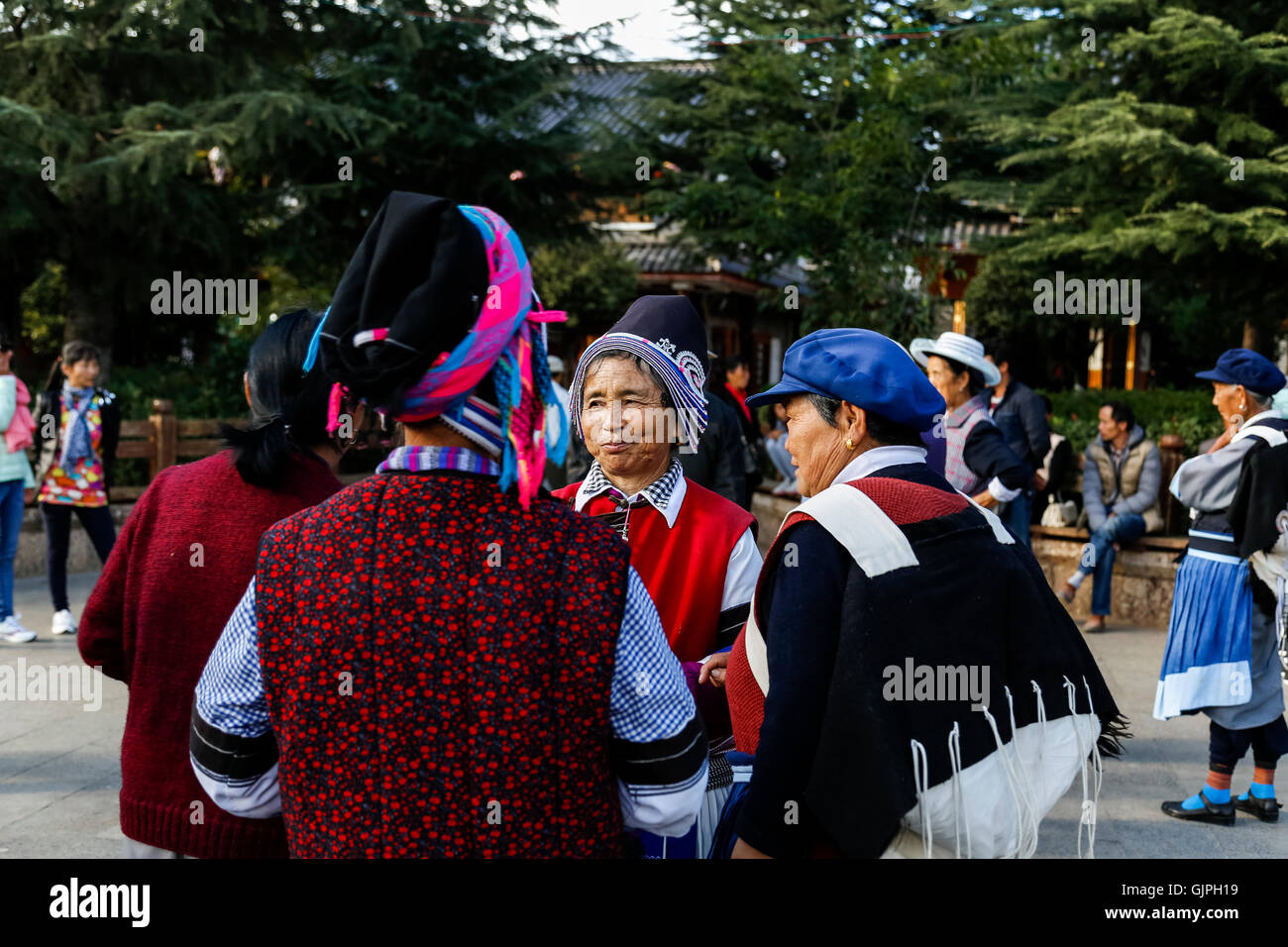 Les femmes portant des robes à Lijiang Naxi traditionnel, Yunnan, Chine. Banque D'Images