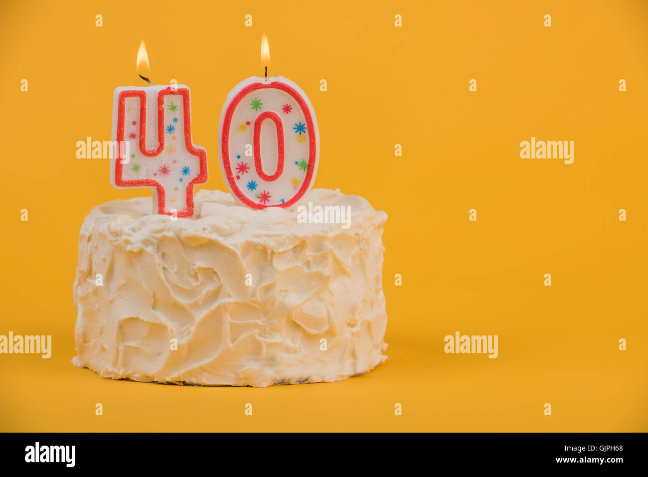 Gâteau blanc gelé avec 40 bougies Banque D'Images
