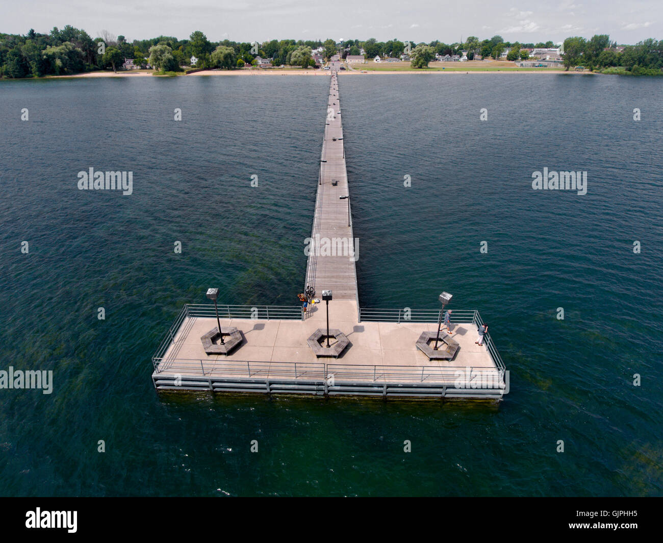 L'homme a fait depuis longtemps pour la pêche la pêche et les loisirs peir à Harbor Beach, sur le lac Huron au Michigan Banque D'Images