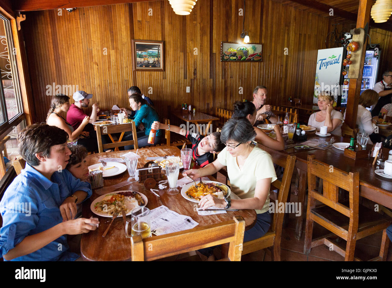 La population locale de manger dans un restaurant, Monteverde, Costa Rica, Amérique Centrale Banque D'Images