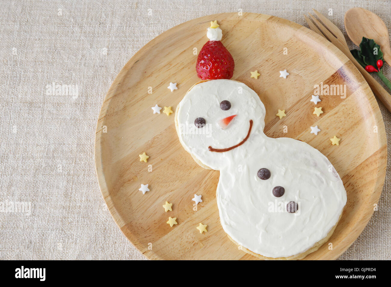 Déjeuner aux crêpes faites maison bonhomme amusant pour les enfants, copie espace historique Banque D'Images