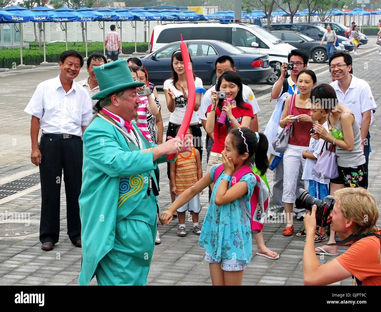 Le magicien a accompli ses astuces pour une petite fille pendant les Jeux Olympiques de Beijing de 2008 sur Aug.10 en Chine. Banque D'Images