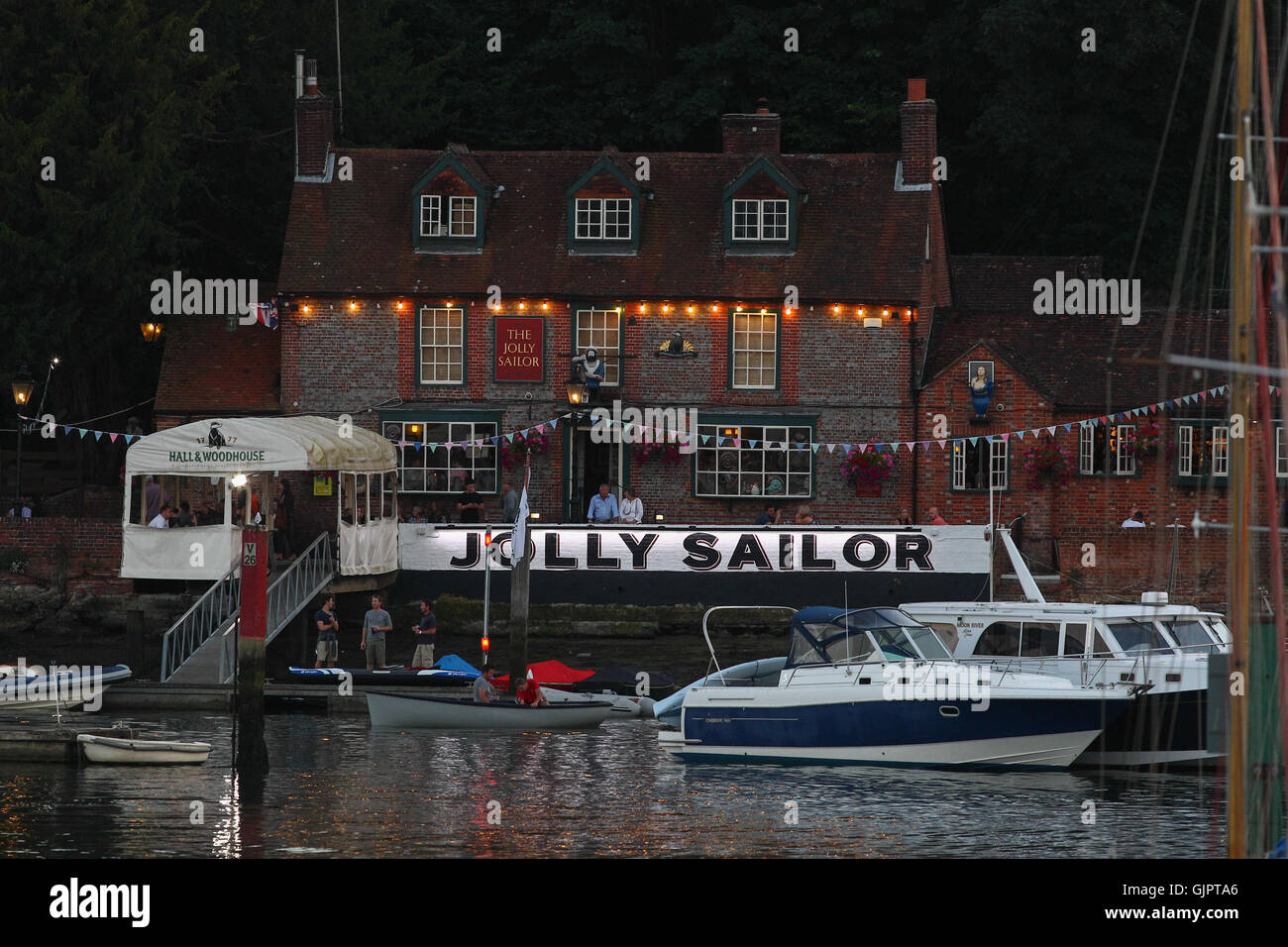La célèbre Jolly Sailor sur la magnifique rivière Hamble, vieille Bursledon du soir au coucher du soleil Banque D'Images