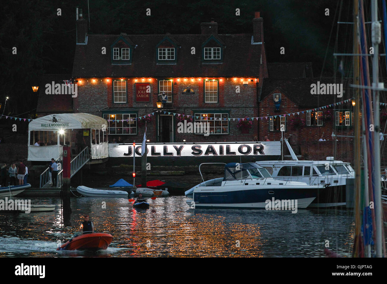 La célèbre Jolly Sailor sur la magnifique rivière Hamble, vieille Bursledon du soir au coucher du soleil Banque D'Images
