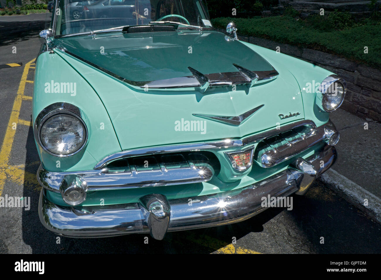 Un bâtiment restauré 1956 Buick Riviera dans un décor de cinéma dans la région de Riverdale, Bronx, New York. Banque D'Images