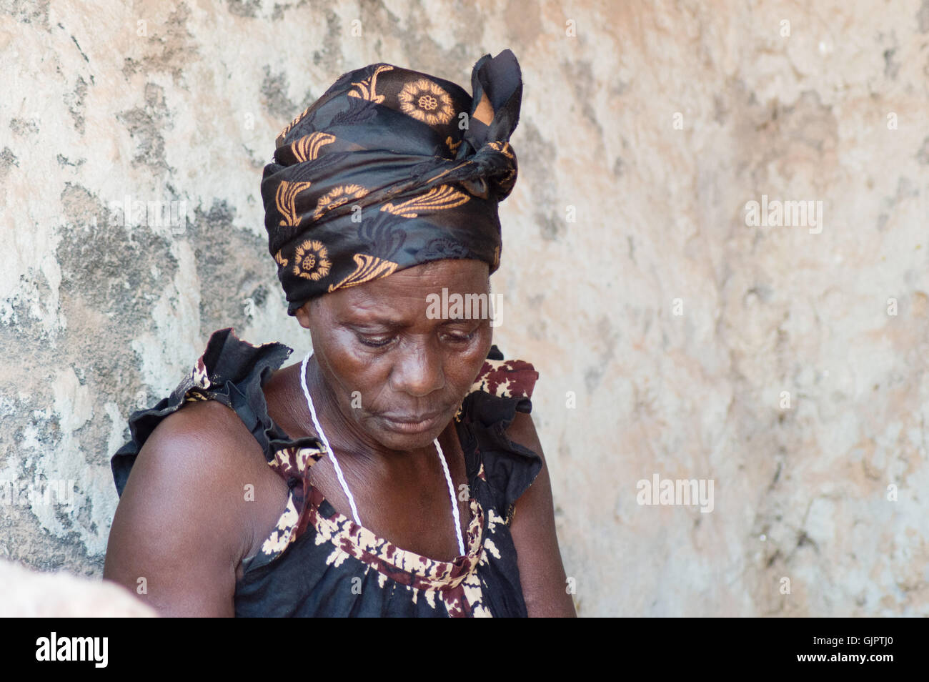 Cette femme est habillée comme la plupart des femmes africaines vivant dans le village. La tête à égalité avec un foulard et d'un pagne caraco Banque D'Images