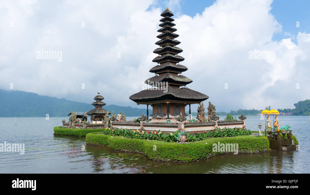 Pura Ulun Danu Bratan - un saint temple de l'eau - sur Bali Banque D'Images