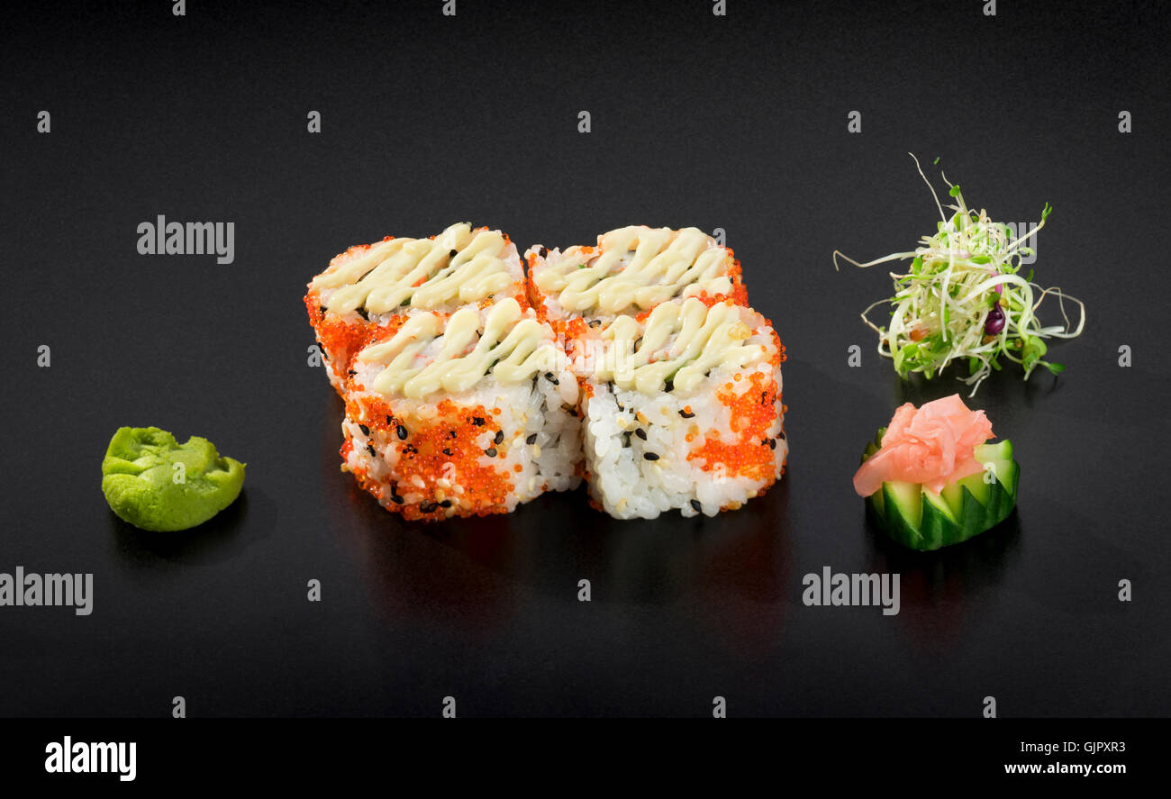 De délicieux sushis. Rouleaux de sushi Uramaki décoré de la mayonnaise japonaise et du caviar Banque D'Images
